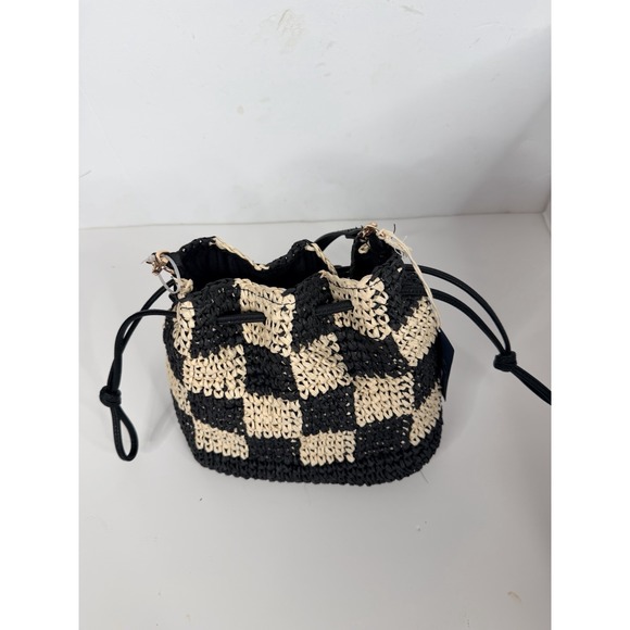 Universal Thread Straw Checker Drawstring Crossbody Bag Black Natural NWT - Picture 3 of 10
